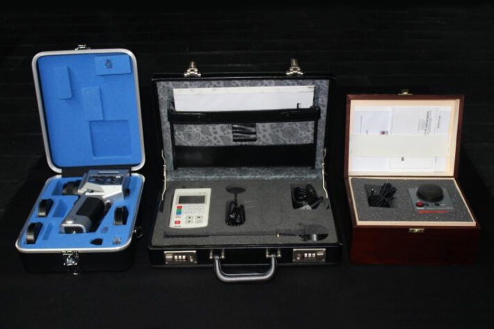 Measuring equipment in a photometric darkroom